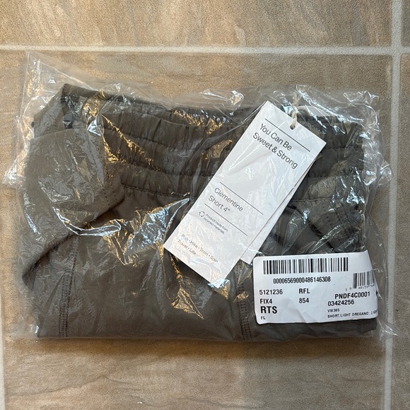 NWT W’s Vuori Lg Clementine 4” Short in Light Oregano. Packaging unopened! - Picture 4 of 8